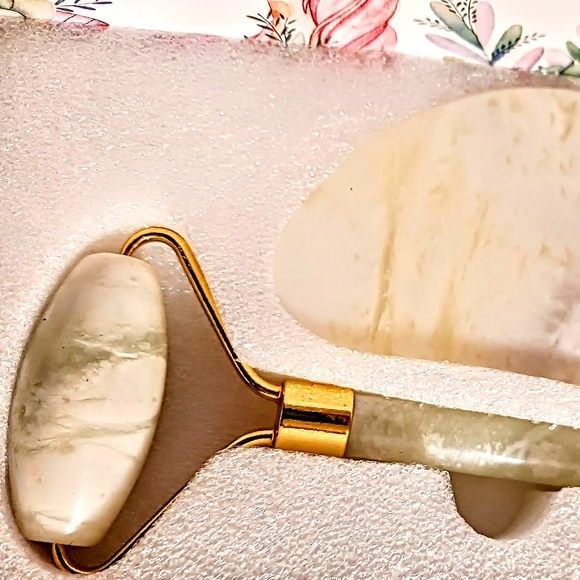 Jade Facial Roller Set - Picture 4 of 4